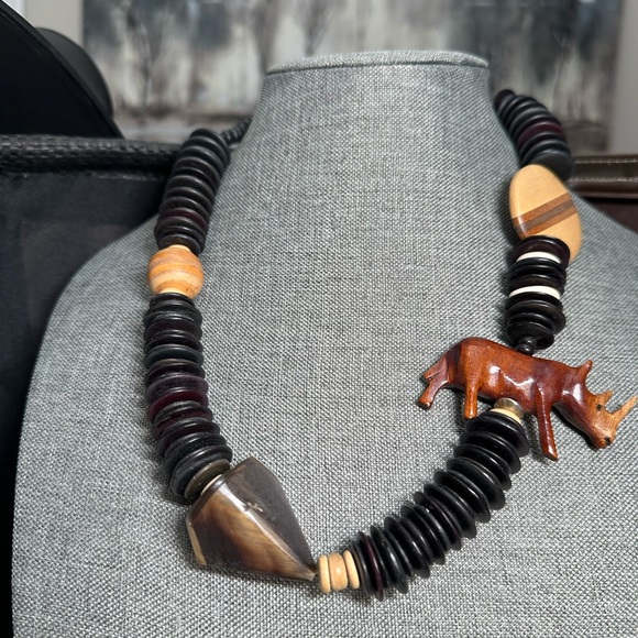 Very unique hand carved wood necklace from Kenya - Picture 3 of 13